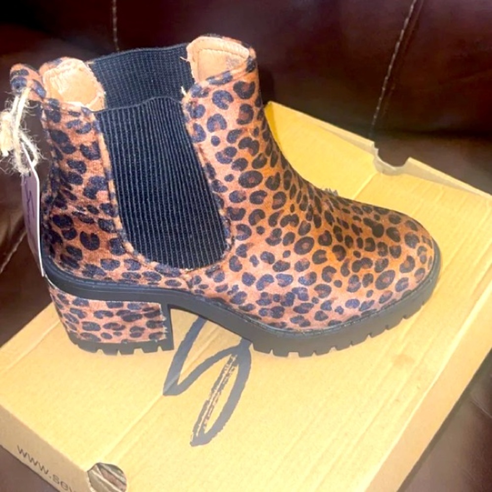 Seven Berlin girls leopard print boots size 7